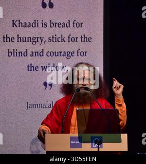 Inde. 13 novembre 2025. MUMBAI, INDE - 13 NOVEMBRE : HH Pujya Swami Chidanand Saraswati Ji Maharaj, s'adressant à la 47e cérémonie des Jamnalal Bajaj Awards le 13 novembre 2025 à Mumbai, Inde. Les prestigieux prix de la Fondation Jamnalal Bajaj célèbrent les personnes dont le travail percutant reflète l'essence des valeurs gandhiennes et du service humanitaire.(photo de Bhushan Koyande/Hindustan Times/Sipa USA) crédit : Sipa USA/Alamy Live News Banque D'Images
