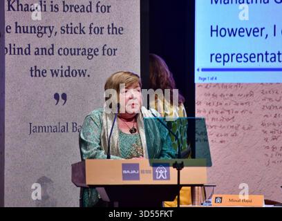 Inde. 13 novembre 2025. MUMBAI, INDE - 13 NOVEMBRE : Sekacheva Lyudmila Leonidovna, récipiendaire du Prix international pour la promotion des valeurs gandhiennes en dehors de l'Inde, prend la parole lors de la 47e cérémonie des Jamnalal Bajaj Awards le 13 novembre 2025 à Mumbai, Inde. Les prestigieux prix de la Fondation Jamnalal Bajaj célèbrent les personnes dont le travail percutant reflète l'essence des valeurs gandhiennes et du service humanitaire.(photo de Bhushan Koyande/Hindustan Times/Sipa USA) crédit : Sipa USA/Alamy Live News Banque D'Images