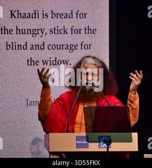 Inde. 13 novembre 2025. MUMBAI, INDE - 13 NOVEMBRE : HH Pujya Swami Chidanand Saraswati Ji Maharaj, s'adressant à la 47e cérémonie des Jamnalal Bajaj Awards le 13 novembre 2025 à Mumbai, Inde. Les prestigieux prix de la Fondation Jamnalal Bajaj célèbrent les personnes dont le travail percutant reflète l'essence des valeurs gandhiennes et du service humanitaire.(photo de Bhushan Koyande/Hindustan Times/Sipa USA) crédit : Sipa USA/Alamy Live News Banque D'Images