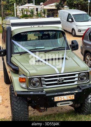 1996 Toyota Landcruiser Troop Carrier Rugged 4WD avec ruban de mariage blanc, Palm Beach, Sydney, Australie Banque D'Images