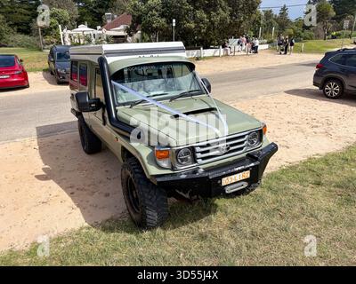 1996 Toyota Landcruiser Troop Carrier Rugged 4WD avec ruban de mariage blanc, Palm Beach, Sydney, Australie Banque D'Images