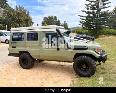 1996 Toyota Landcruiser Troop Carrier Rugged 4WD avec ruban de mariage blanc, Palm Beach, Sydney, Australie Banque D'Images