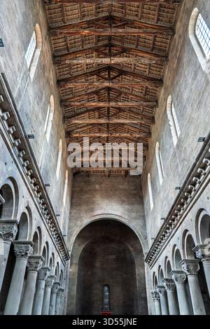 Italie - Viterbo - Cattedrale di San Lorenzo - nef avec plancher Cosmatesque, arcades et plafond en treillis de bois ouvert Banque D'Images