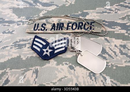 Ruban adhésif de branche de l'ARMÉE DE L'AIR AMÉRICAINE et patch de rang Senior Airman et étiquettes de chien sur l'uniforme de combat Airman à rayures de tigre numérique Banque D'Images