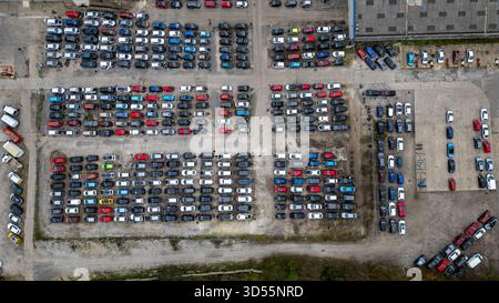 Vue aérienne d'un grand terrain de stockage extérieur de véhicules rempli de nombreuses voitures de différentes couleurs et modèles, stationnées en rangées organisées à U-Pull-It York, Banque D'Images