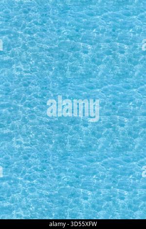 Texture de fond sans couture d'ondulation de l'eau - vue de dessus des ondulations d'eau propres, claires et bleues. L'image peut être mise en mosaïque pour créer une image plus grande ou une résolution plus élevée Banque D'Images