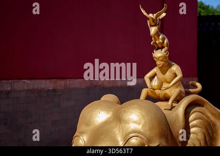 Gros plan de la statue dorée des 'quatre amis harmonieux', un éléphant, un singe, un lapin et un oiseau - style tibétain Puning si Temple à Chengde Chine Banque D'Images