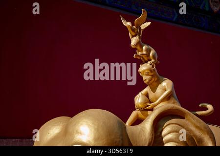Gros plan de la statue dorée des 'quatre amis harmonieux', un éléphant, un singe, un lapin et un oiseau - style tibétain Puning si Temple à Chengde Chine Banque D'Images
