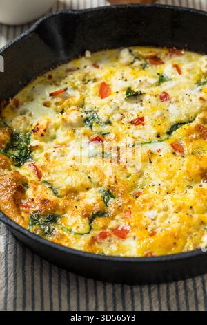 Poêle de fritatta aux épinards et feta maison saine pour le petit déjeuner avec poivrons Banque D'Images