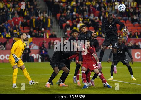 Toronto, Canada. 13 novembre 2025. Enner Valencia #13 de l’Équateur et Joel Waterman #5 du Canada se battent pour la tête lors du match amical international entre le Canada et l’Équateur au BMO. Le 13 novembre 2025 à Toronto (Ontario). (Photo de Leonardo Ramirez/ crédit : Eyepix Group/Alamy Live News Banque D'Images
