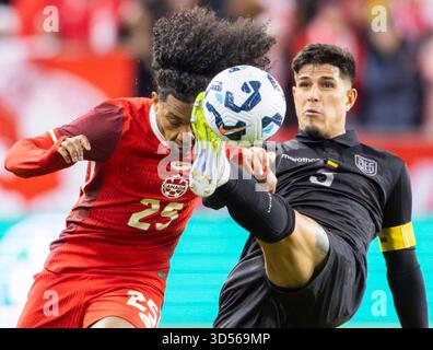 Toronto, Canada. 13 novembre 2025. Jayden Nelson (G), du Canada, affronte Piero Martin Hincapie, de l’Équateur, lors d’un match amical de football entre le Canada et l’Équateur au BMO Field à Toronto, Canada, le 13 novembre 2025. Crédit : Zou Zheng/Xinhua/Alamy Live News Banque D'Images