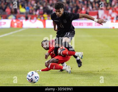 Toronto, Canada. 13 novembre 2025. Richie Laryea (en bas), du Canada, affronte Kevin Rodriguez Cortez, de l’Équateur, lors d’un match amical de football entre le Canada et l’Équateur au BMO Field à Toronto, Canada, le 13 novembre 2025. Crédit : Zou Zheng/Xinhua/Alamy Live News Banque D'Images
