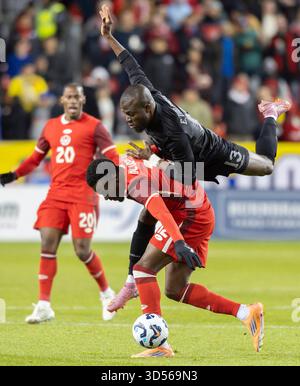 Toronto, Canada. 13 novembre 2025. Tani Oluwaseyi (en bas), du Canada, affronte Enner Valencia Lastra, de l’Équateur, lors d’un match amical de football entre le Canada et l’Équateur au BMO Field à Toronto, Canada, le 13 novembre 2025. Crédit : Zou Zheng/Xinhua/Alamy Live News Banque D'Images