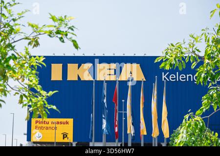 Penang, Malaisie - 16 octobre 2025 : L'extérieur bleu du magasin IKEA affiche de grandes lettres jaunes avec des drapeaux devant un ciel dégagé Banque D'Images