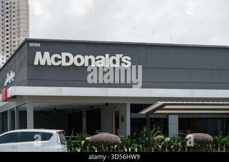 Penang, Malaisie - 16 octobre 2025 : le restaurant McDonald's arbore un logo bien en vue sur une façade grise de bâtiment à l'architecture moderne Banque D'Images