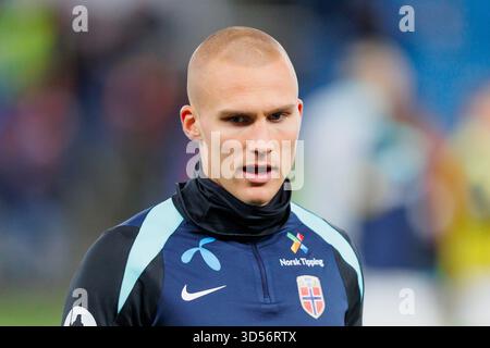 Oslo, Norvège. 13 novembre 2025. Leo Ostigard, norvégien, a vu s'échauffer pour le match de qualification pour la Coupe du monde 2026 entre la Norvège et l'Estonie au stade Ullevaal à Oslo. Crédit : Gonzales photo/Alamy Live News Banque D'Images