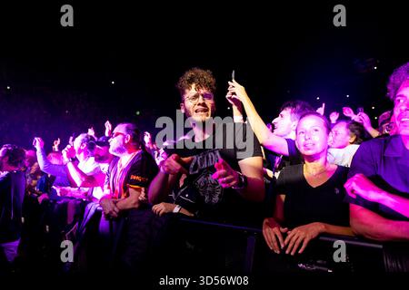Milan, Italie, 14 novembre 2025. Le public de Jamiroquai est vu en concert au Forum Unipol à Milan, en Italie Banque D'Images