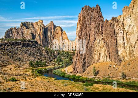 Formations rocheuses, Crooked River au Smith Rock State Park, High Desert Region, Oregon, États-Unis Banque D'Images
