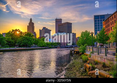 Centre-ville de Providence et rivière Providence au coucher du soleil, Rhode Island, États-Unis Banque D'Images