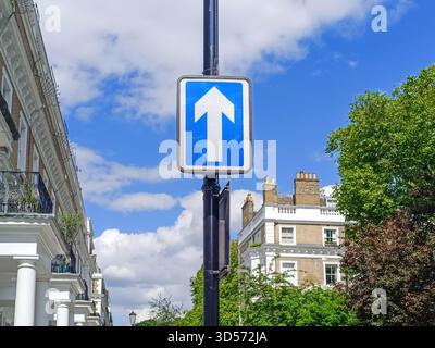 Panneau de signalisation à sens unique sur UK Residential Street avec Blue Arrow et Urban Road Safety Banque D'Images