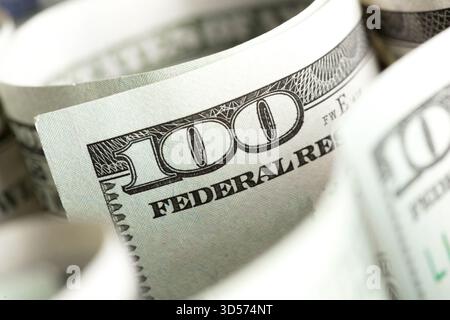 Gros plan sur les devises montrant une centaine de billets disposés en pile pour analyse Banque D'Images