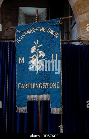 Mothers Union banner, composé Mary the Virgin Church, Farthingstone, Northamptonshire, England, UK Banque D'Images