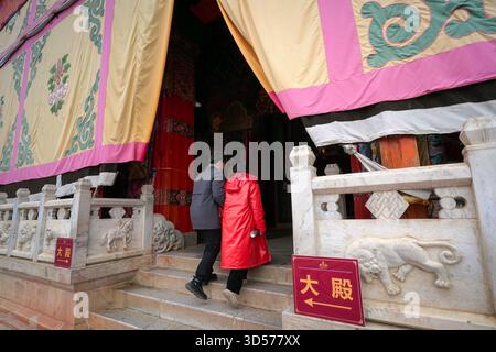 Shangri-la, Chine - 13 octobre 2025 : à l'intérieur de l'enceinte du monastère de Ganden Sumtseling. Un point de repère populaire et une attraction parmi les touristes. Banque D'Images