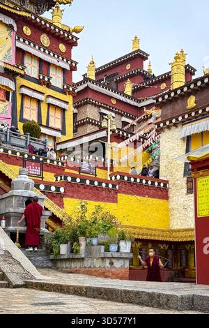 Shangri-la, Chine - 13 octobre 2025 : à l'intérieur de l'enceinte du monastère de Ganden Sumtseling. Un point de repère populaire et une attraction parmi les touristes. Banque D'Images