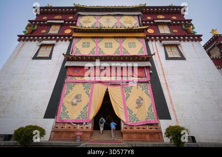 Shangri-la, Chine - 13 octobre 2025 : à l'intérieur de l'enceinte du monastère de Ganden Sumtseling. Un point de repère populaire et une attraction parmi les touristes. Banque D'Images