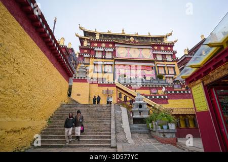 Shangri-la, Chine - 13 octobre 2025 : à l'intérieur de l'enceinte du monastère de Ganden Sumtseling. Un point de repère populaire et une attraction parmi les touristes. Banque D'Images