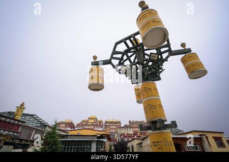 Shangri-la, Chine - 13 octobre 2025 : vue du monastère coloré de Ganden Sumtseling. Un point de repère populaire et une attraction parmi les touristes. Banque D'Images