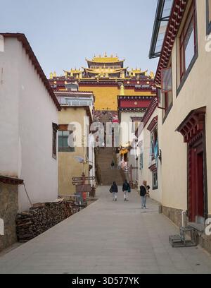 Shangri-la, Chine - 13 octobre 2025 : à l'intérieur de l'enceinte du monastère de Ganden Sumtseling. Un point de repère populaire et une attraction parmi les touristes. Banque D'Images