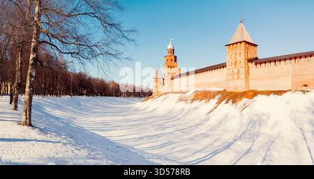 Veliky Novgorod Russie. Veliky Novgorod forteresse du Kremlin, vue ensoleillée en hiver. Focus sur le Kremlin, vue panoramique grand angle Banque D'Images