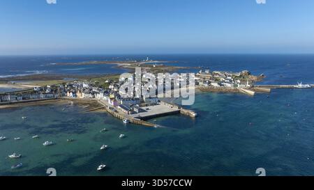 Vue aérienne de « île de sein », une île bretonne de l’océan Atlantique, au large du département du Finistère. Phare, port et maisons aux façades colorées. Banque D'Images