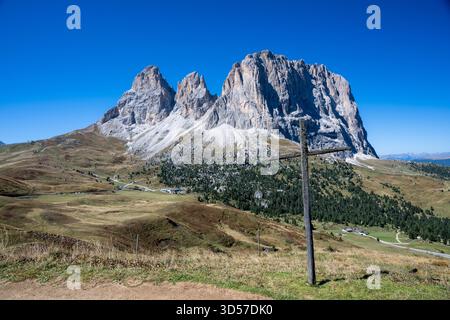 Vue estivale sur les tours Sella (Sassolungo) depuis le col Sella dans les Dolomites Banque D'Images