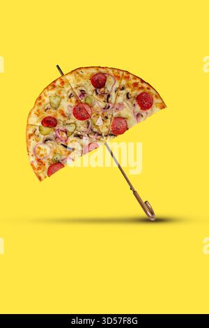 tranches de pizza en forme de parapluie sur fond jaune Banque D'Images