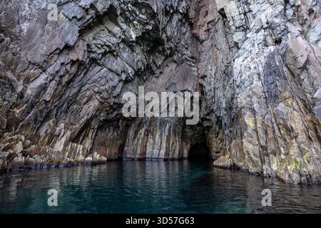 Grotte marine avec parois rocheuses escarpées Banque D'Images