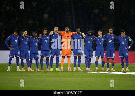 PARIS, France. 13 novembre 2025. Team France minute de silence pour les victimes de l'attentat terroriste de Paris 2025 avant le match de football entre les qualifications européennes pour la Coupe du monde de la FIFA 2026, WM, Weltmeisterschaft, Fussball, France et Ukraine au Parc des Princes crédit : HMB Media/Alamy Live News Banque D'Images