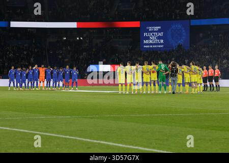 PARIS, France. 13 novembre 2025. Team France et Team Ukraine, minute de silence pour les victimes de l'attentat terroriste de Paris 2025 avant le match de football entre les qualifications européennes pour la Coupe du monde de football 2026, WM, Weltmeisterschaft, Fussball, France et Ukraine au Parc des Princes crédit : HMB Media/Alamy Live News Banque D'Images