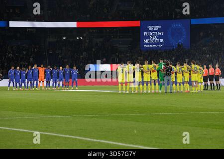 PARIS, France. 13 novembre 2025. Team France et Team Ukraine, minute de silence pour les victimes de l'attentat terroriste de Paris 2025 avant le match de football entre les qualifications européennes pour la Coupe du monde de football 2026, WM, Weltmeisterschaft, Fussball, France et Ukraine au Parc des Princes crédit : HMB Media/Alamy Live News Banque D'Images