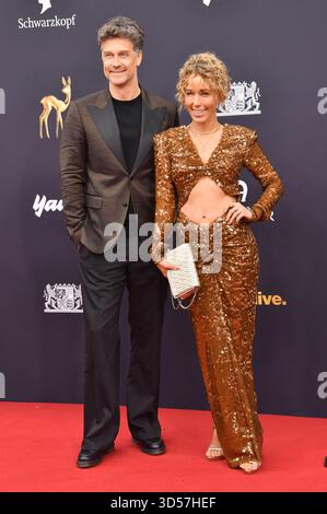 Wayne Carpendale mit Ehefrau Annemarie Carpendale BEI der 77. Bambi-Verleihung 2025 in den Bavaria Filmstudios. München, 13.11.2025 *** Wayne Carpendale avec sa femme Annemarie Carpendale aux Bambi Awards 77 2025 aux Bavaria Filmstudios Munich, 13 11 2025 Foto:xB.xInsingerx/xFuturexImagex bambi 5437 Banque D'Images