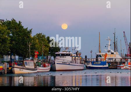 Pleine lune, bateaux de pêche dans le port de Heiligenhafen, Schleswig Holstein Banque D'Images