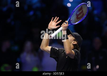 Turin, Italie. 13 novembre 2025. Alex de Minaur, de l'Australie, célèbre à la fin du match en simple Round Robin entre Taylor Fritz, des États-Unis, et Alex de Minaur, de l'Australie, le cinquième jour de la finale du Nitto ATP World Tour. Alex de Minaur gagne 7-6, 6-3 sur Taylor Fritz. Crédit : Marco Canoniero/Alamy Live News Banque D'Images