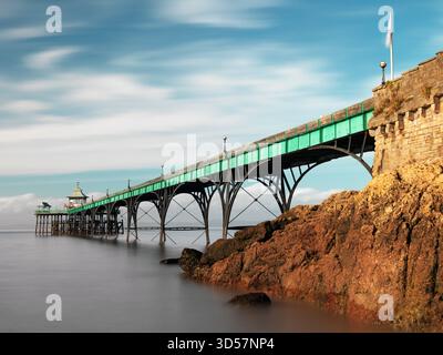 Exposition très longue. Jetée de Clevedon avec des rochers au soleil - large Banque D'Images