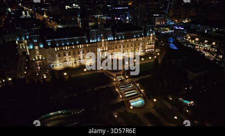 Vue aérienne du grand Palais de la culture illuminé contre le ciel sombre, ses détails complexes mis en évidence par les lumières vives, Iasi, Judetul IAS Banque D'Images