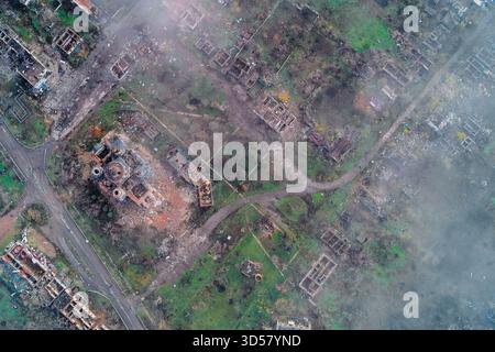 Une vue aérienne d'un quartier résidentiel fortement endommagé et d'un dôme et d'une structure d'église détruits, suite aux bombardements russes pendant la guerre en Ukraine. Ampleur de la destruction et des crimes de guerre. Banque D'Images