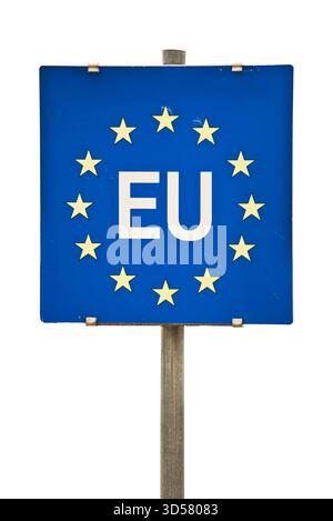 Gros plan photo d'un panneau de poteau carré bleu de frontière de l'UE (Union européenne) isolé sur fond blanc, découpé Banque D'Images
