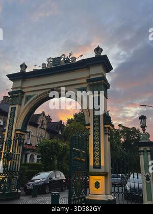 Une arche historique magnifiquement détaillée à Hull, en Angleterre, capturée au coucher du soleil avec des nuages chauds en arrière-plan. Banque D'Images