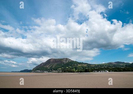 Llanfairfechan sur la côte nord du pays de Galles en regardant vers Penmaen Mawr promontoire Banque D'Images