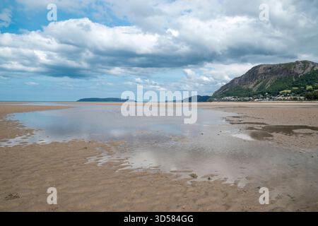 Llanfairfechan sur la côte nord du pays de Galles en regardant vers Penmaen Mawr promontoire Banque D'Images
